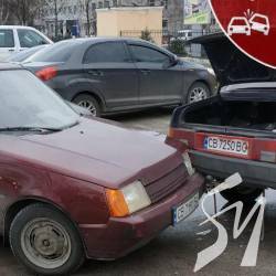 Автотроща на трьох біля обласної лікарні в Чернігові Автотроща на трьох біля обласної лікарні в Чернігові