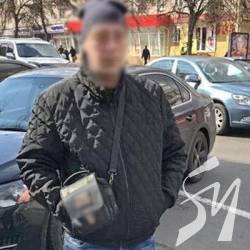 Поліція забрала пачку «чорного піару» за «наводкою» пильних громадян Поліція забрала пачку «чорного піару» за «наводкою» пильних громадян