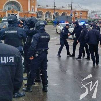 Митникам нагадали пікетом, що вони – зло Митникам нагадали пікетом, що вони – зло