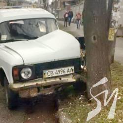 В Чернігові тюнінгований «Москвич» опинився в дереві В Чернігові тюнінгований «Москвич» опинився в дереві