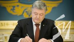 Порошенко ввів рішення РНБО про зміцнення обороноздатності України Порошенко ввів рішення РНБО про зміцнення обороноздатності України