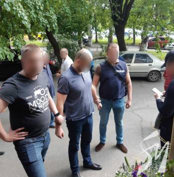Партієць ВО «Батьківщина» заступився за депутата, якого затримали з хабарем Партієць ВО «Батьківщина» заступився за депутата, якого затримали з хабарем