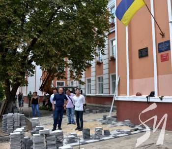 Атрошенко ловить «проколи» підрядників, що ремонтують школи Атрошенко ловить «проколи» підрядників, що ремонтують школи