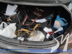 У Чернігові чоловік з підробленим посвідченням СБУ і автоматом збирав «пожертвування» У Чернігові чоловік з підробленим посвідченням СБУ і автоматом збирав «пожертвування»