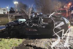 Авто на швидкості звалилося у річку Авто на швидкості звалилося у річку