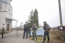 Закоханий в Московію священик РПЦвУ обставив храм під Києвом озброєними охоронцями Закоханий в Московію священик РПЦвУ обставив храм під Києвом озброєними охоронцями
