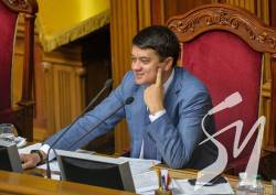 Через скандал із прослуховуванням Гончарука охорона Разумкова заборонила приходити з телефом Через скандал із прослуховуванням Гончарука охорона Разумкова заборонила приходити з телефом