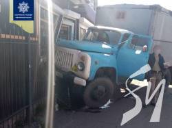 У Чернігові п’яний водій ГАЗу в’їхав у кіоск У Чернігові п’яний водій ГАЗу в’їхав у кіоск