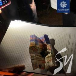 За ніч в Чернігові виявили двох чоловіків, які мали з собою наркотики За ніч в Чернігові виявили двох чоловіків, які мали з собою наркотики