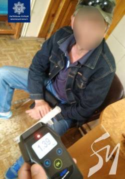 Патрульні Чернігова зупиили п’яного водія таксі Патрульні Чернігова зупиили п’яного водія таксі