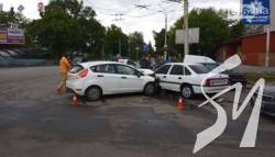 ДТП в Чернігові: поїхав на червоне і розтрощив 4 автівки. ВІДЕО ДТП в Чернігові: поїхав на червоне і розтрощив 4 автівки. ВІДЕО