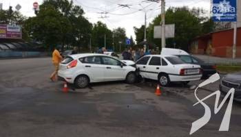ДТП в Чернігові: поїхав на червоне і розтрощив 4 автівки. ВІДЕО ДТП в Чернігові: поїхав на червоне і розтрощив 4 автівки. ВІДЕО