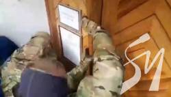 ДБР влаштувало маски-шоу з повісткою для Порошенка в Музеї Гончара ДБР влаштувало маски-шоу з повісткою для Порошенка в Музеї Гончара