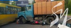 У Чернігові зіштовхнулися сміттєвоз і мотоцикл У Чернігові зіштовхнулися сміттєвоз і мотоцикл