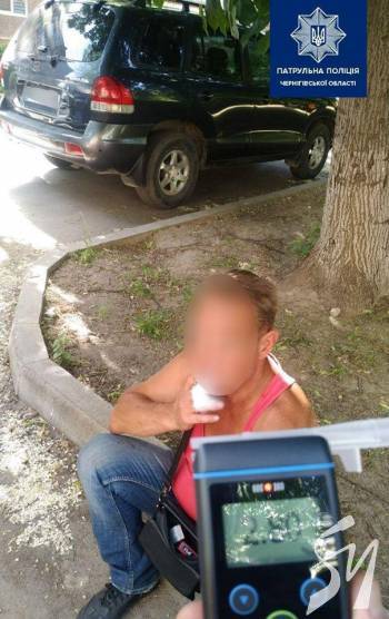 Чернігівці допомогли патрульним поліцейським затримати дуже п’яного водія Чернігівці допомогли патрульним поліцейським затримати дуже п’яного водія