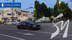 У Чернігові на перехресті проспектів Миру і Перемоги Mersedes збив велосипедиста. ВІДЕО У Чернігові на перехресті проспектів Миру і Перемоги Mersedes збив велосипедиста. ВІДЕО