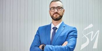 Колишній студент, який кинув яйцем у Януковича, став топ-менеджером Укрзалізниці Колишній студент, який кинув яйцем у Януковича, став топ-менеджером Укрзалізниці
