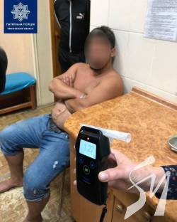 Нетверезий чернігівець чинив опір патрульним, за що отримав 6 адміністративних матеріалів Нетверезий чернігівець чинив опір патрульним, за що отримав 6 адміністративних матеріалів