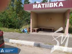 Люди продовжують засмічувати зупинкові павільйони на Чернігівщині Люди продовжують засмічувати зупинкові павільйони на Чернігівщині