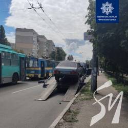 «Герой парковки»: у Чернігові евакуювали авто, яке заважало проїзду громадського транспорту «Герой парковки»: у Чернігові евакуювали авто, яке заважало проїзду громадського транспорту