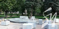 На майданчику при вході на Вал почали встановлювати скульптурні групи На майданчику при вході на Вал почали встановлювати скульптурні групи