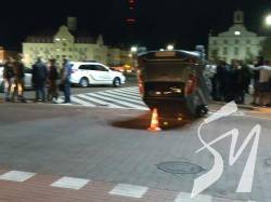 У Чернігові через аварію на Красній площі автівка перекинулась на дах У Чернігові через аварію на Красній площі автівка перекинулась на дах