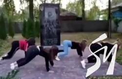 Дівчата, які танцювали тверк біля меморіалу загиблим в АТО у Талалаївці, записали відео-вибачення Дівчата, які танцювали тверк біля меморіалу загиблим в АТО у Талалаївці, записали відео-вибачення