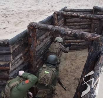 У «Десні» тренують бійців до боїв в окопах У «Десні» тренують бійців до боїв в окопах