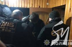 Ніжинських поліцейських затримали за збут наркотиків Ніжинських поліцейських затримали за збут наркотиків