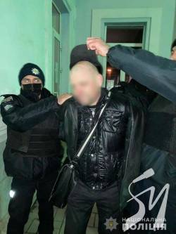 Ніжинські поліцейські оперативно затримали на вокзалі підозрюваного у вбивстві Ніжинські поліцейські оперативно затримали на вокзалі підозрюваного у вбивстві