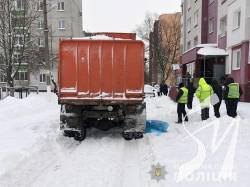 Чернігівська поліція просить зголоситися свідків смертельного наїзду сміттєвоза на жінку Чернігівська поліція просить зголоситися свідків смертельного наїзду сміттєвоза на жінку