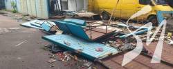 У Чернігові почали демонтаж квіткових яток біля «Дитячого світу» У Чернігові почали демонтаж квіткових яток біля «Дитячого світу»
