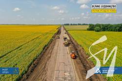 Ремонтується ділянка траси Н-07 Київ - Суми поблизу села Петрівське Ремонтується ділянка траси Н-07 Київ - Суми поблизу села Петрівське