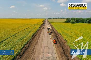 Ремонтується ділянка траси Н-07 Київ - Суми поблизу села Петрівське Ремонтується ділянка траси Н-07 Київ - Суми поблизу села Петрівське