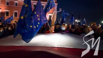 У Польщі Євромайдан - поляки протестують проти загрози виходу з ЄС У Польщі Євромайдан - поляки протестують проти загрози виходу з ЄС