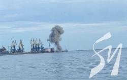 В окупованому Бердянську прогриміли вибухи, над портом піднявся стовп диму