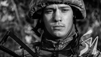 У Ніжині попрощалися із загиблим снайпером Артемом Григоренком У Ніжині попрощалися із загиблим снайпером Артемом Григоренком