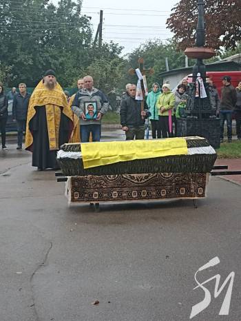 Потрапив під артобстріл: у Новгород-Сіверському попрощалися із солдатом Анатолієм Коротким Потрапив під артобстріл: у Новгород-Сіверському попрощалися із солдатом Анатолієм Коротким