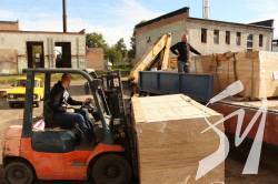 Фанера, дошки, брус, брезент: ще дві громади області отримали матеріали для відновлювальних робіт Фанера, дошки, брус, брезент: ще дві громади області отримали матеріали для відновлювальних робіт