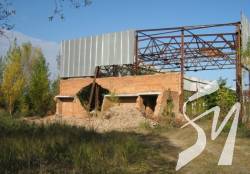 У Чернігові з-під завалів цегельного заводу дістали тіло чоловіка У Чернігові з-під завалів цегельного заводу дістали тіло чоловіка