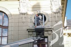Із фасаду театру в Чернівцях демонтували погруддя Пушкіна. ФОТО Із фасаду театру в Чернівцях демонтували погруддя Пушкіна. ФОТО