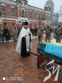 На Чернігівщині поховали трьох бійців, які загинули поблизу Бахмута На Чернігівщині поховали трьох бійців, які загинули поблизу Бахмута