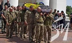 На Чернігівщині в останню путь провели двох загиблих воїнів На Чернігівщині в останню путь провели двох загиблих воїнів