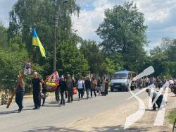 На Чернігівщині в останню путь провели штаб-сержанта, який загинув на Донеччині На Чернігівщині в останню путь провели штаб-сержанта, який загинув на Донеччині