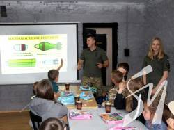 Чернігівські військові провели заняття з мінної безпеки для школярів Чернігівські військові провели заняття з мінної безпеки для школярів