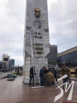 З вулиць Києва прибрали 60 об'єктів, що прославляли Росію та СРСР. На черзі Пушкін і Щорс
