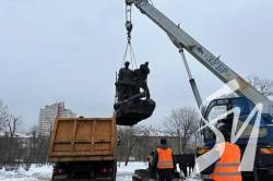У Києві демонтували пам'ятник більшовицьким псевдогероям У Києві демонтували пам'ятник більшовицьким псевдогероям