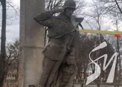 На Львівщині знесли останні чотири пам’ятники сталінським солдатам На Львівщині знесли останні чотири пам’ятники сталінським солдатам