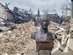 У Львові з-під завалів музею дістали вціліле погруддя Шухевича У Львові з-під завалів музею дістали вціліле погруддя Шухевича