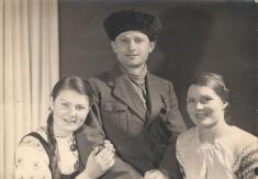 1.Родина Пришиб у 1948 році у німецькому таборі українських політичних емігрантів зліва направо: Евдокія (17 років), Павло Володимирович (39 років), Ольга Іванівна (37 років). 1.Родина Пришиб у 1948 році у німецькому таборі українських політичних емігрантів зліва направо: Евдокія (17 років), Павло Володимирович (39 років), Ольга Іванівна (37 років).